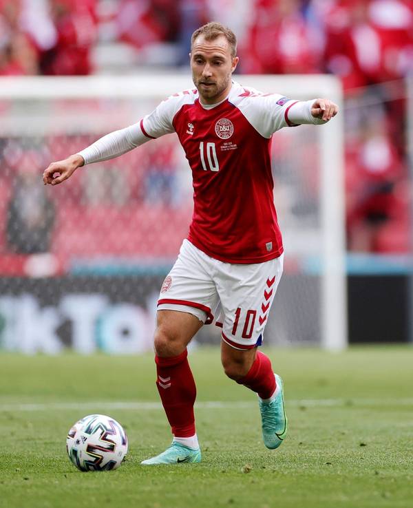 Christian Eriksen von Dänemark spielt den Ball.