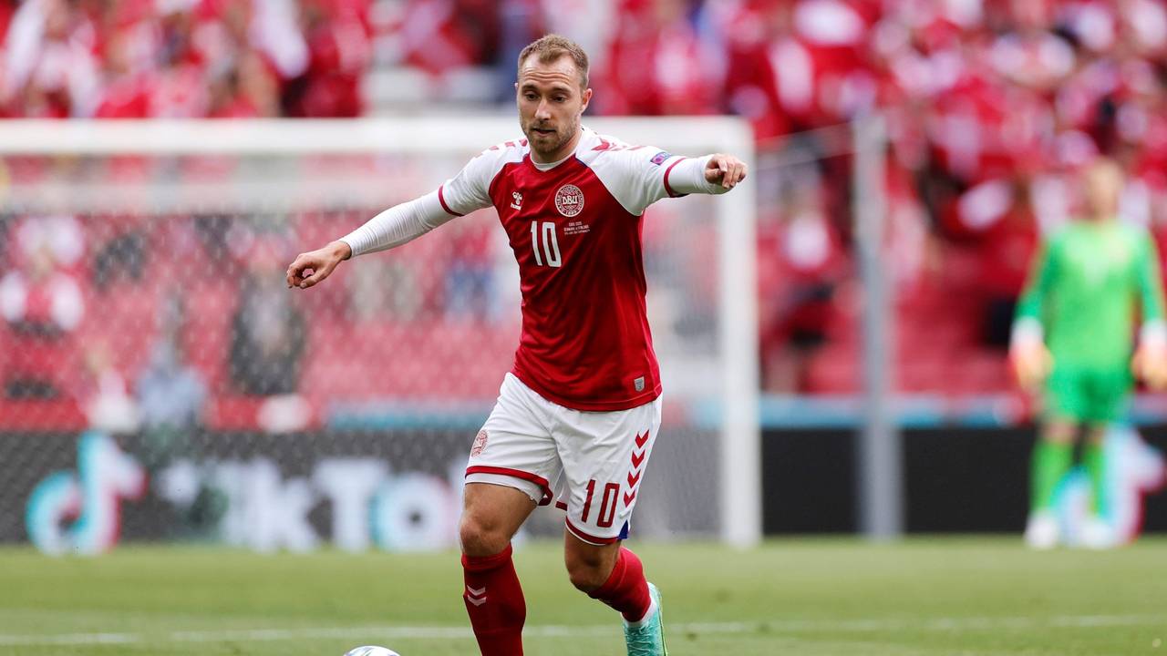 Christian Eriksen von Dänemark spielt den Ball.