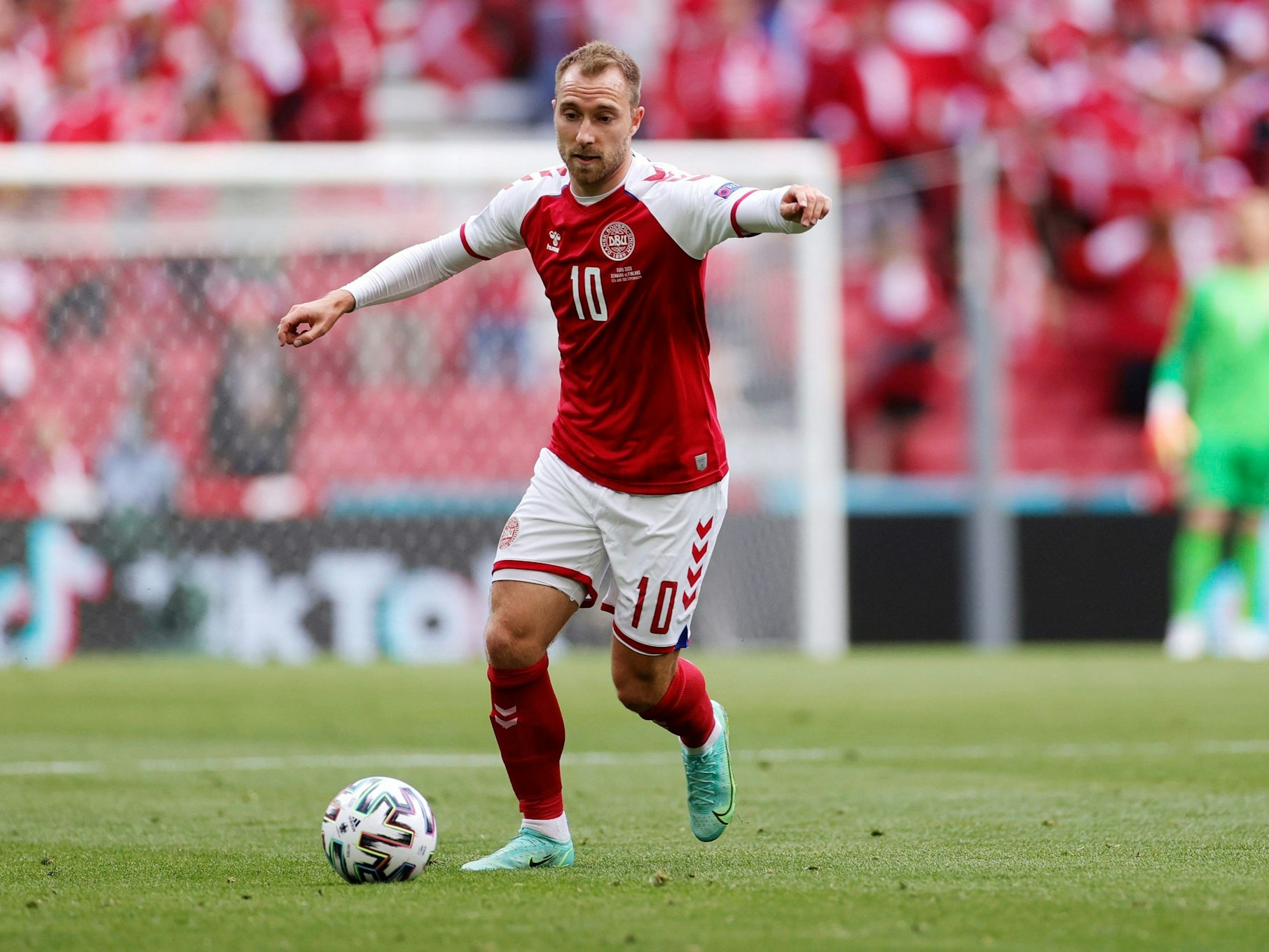 Christian Eriksen von Dänemark spielt den Ball.