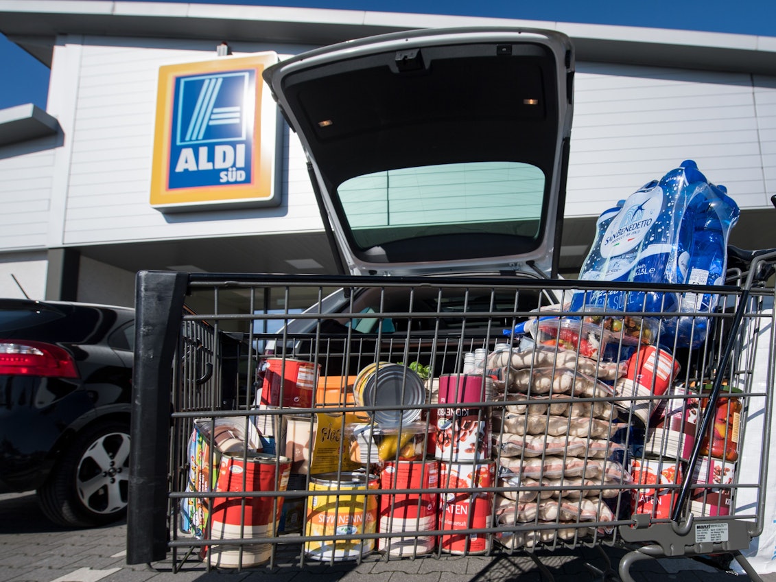 Mülheim an der Ruhr: Ein voller Einkaufswagen steht im März 2017 vor einer Filiale von Aldi Süd.