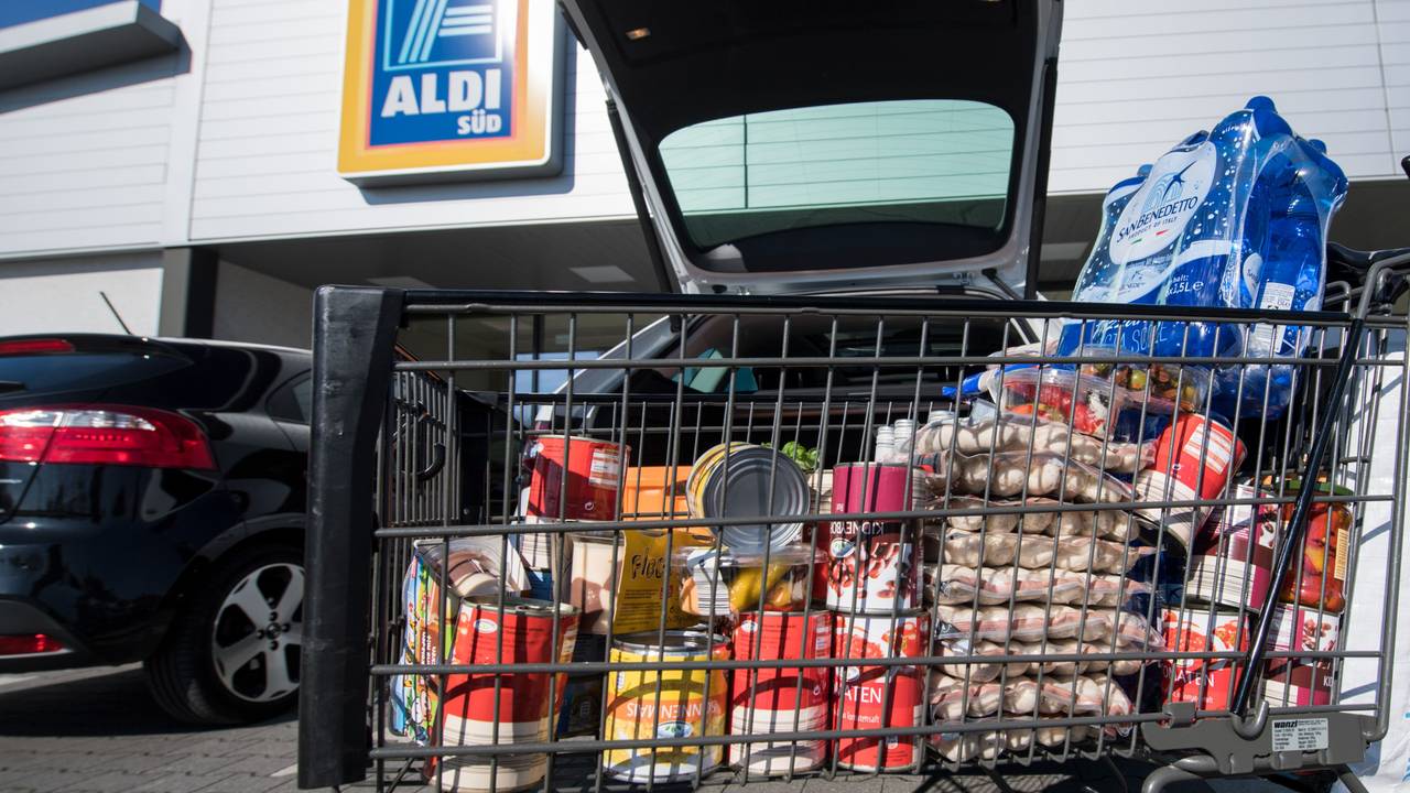 Mülheim an der Ruhr: Ein voller Einkaufswagen steht im März 2017 vor einer Filiale von Aldi Süd.