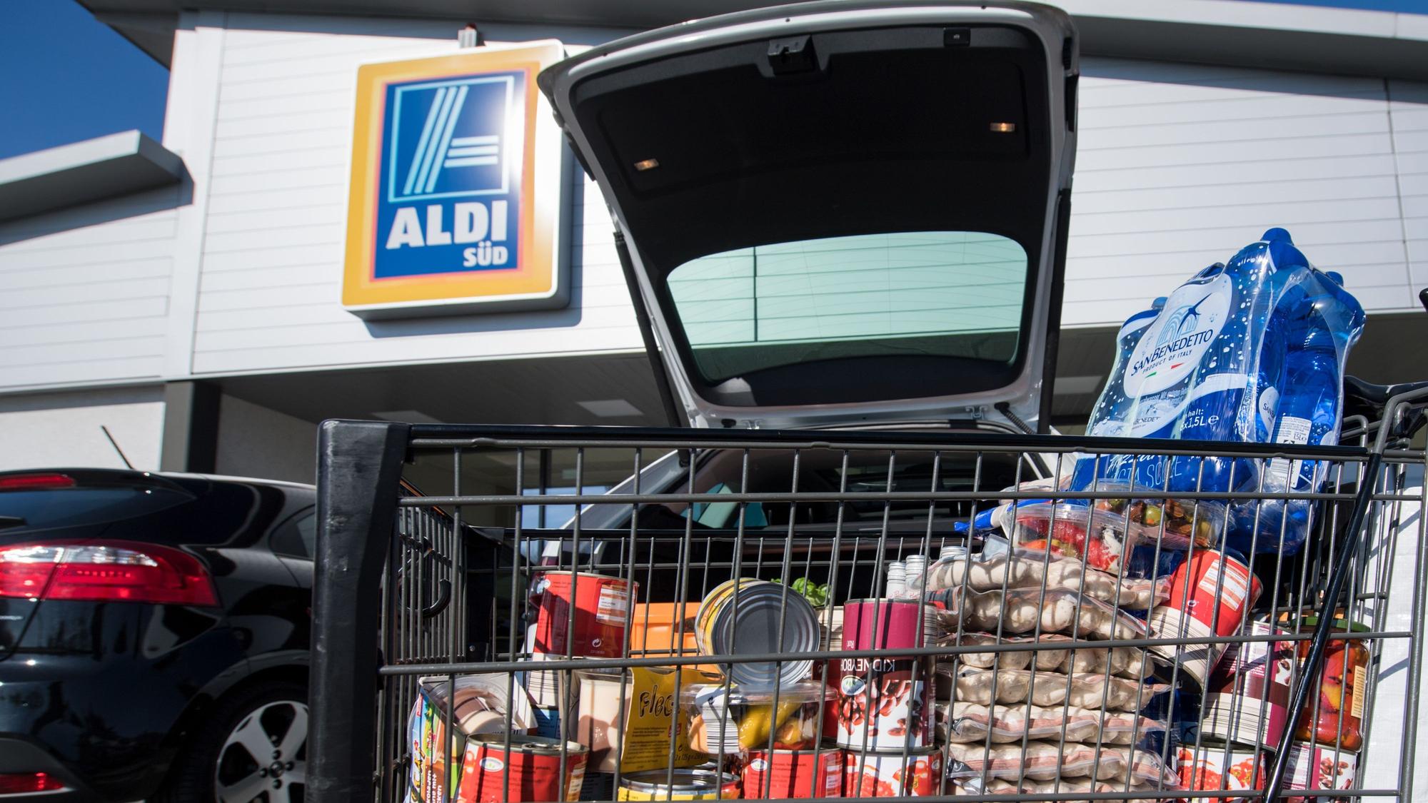 Mülheim an der Ruhr: Ein voller Einkaufswagen steht im März 2017 vor einer Filiale von Aldi Süd.
