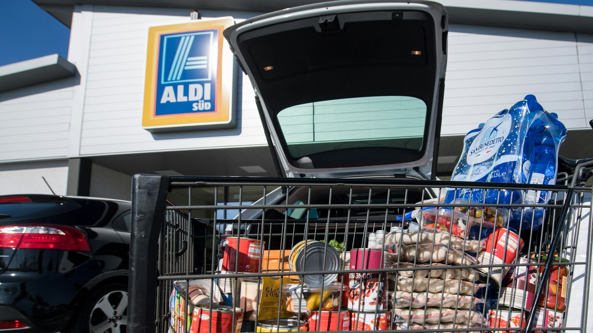 Mülheim an der Ruhr: Ein voller Einkaufswagen steht im März 2017 vor einer Filiale von Aldi Süd.