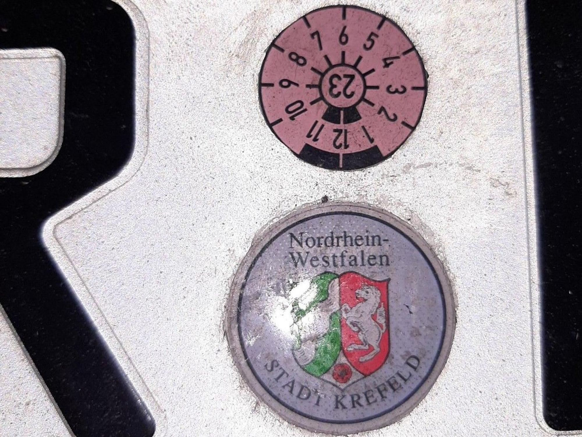 Auf seinem Drucker hatte der 20-Jährige Zulassungssiegel und TÜV-Plakette gefälscht.