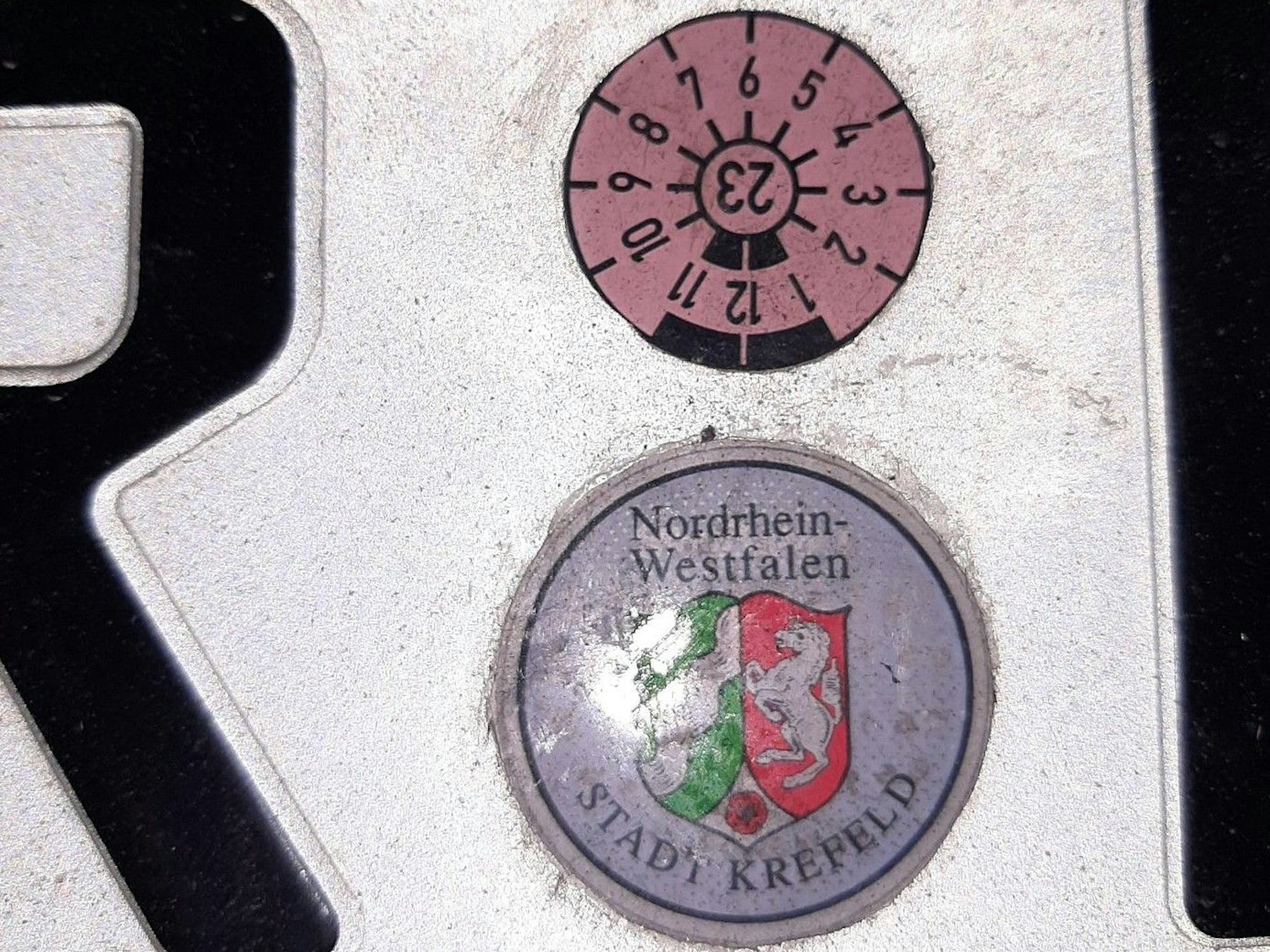 Auf seinem Drucker hatte der 20-Jährige Zulassungssiegel und TÜV-Plakette gefälscht.