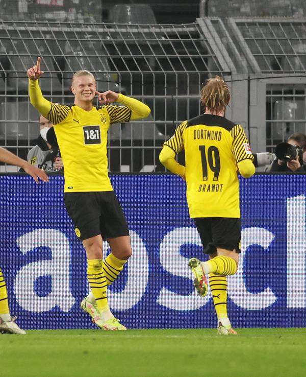Erling Haaland jubelt mit Jude Bellingham und Julian Brandt.