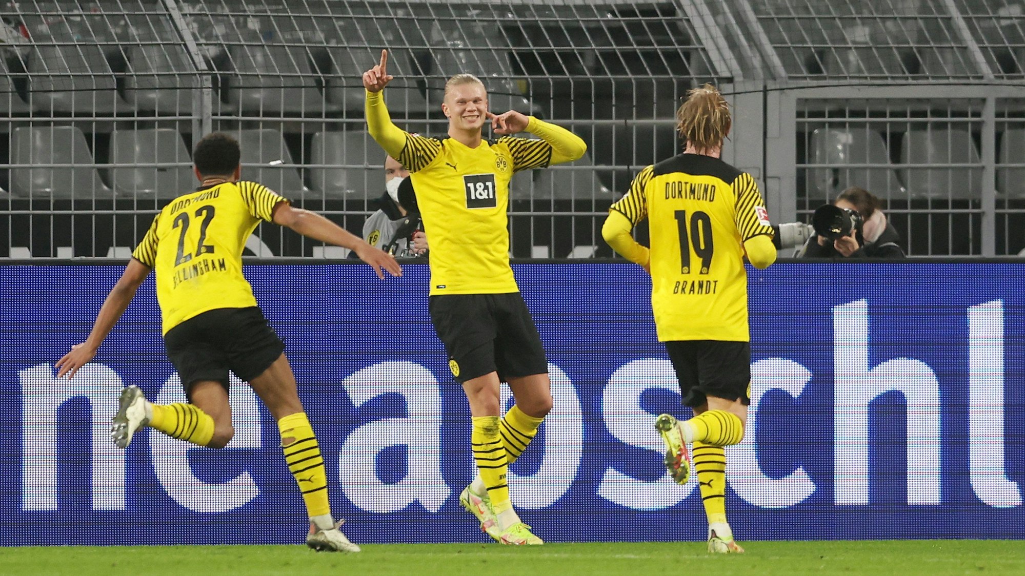 Erling Haaland jubelt mit Jude Bellingham und Julian Brandt.