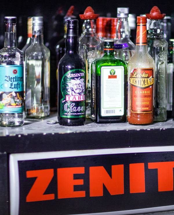 Eine Auswahl an Flaschen mit Alkohol steht an einem der Tresen in der Diskothek Zenit.