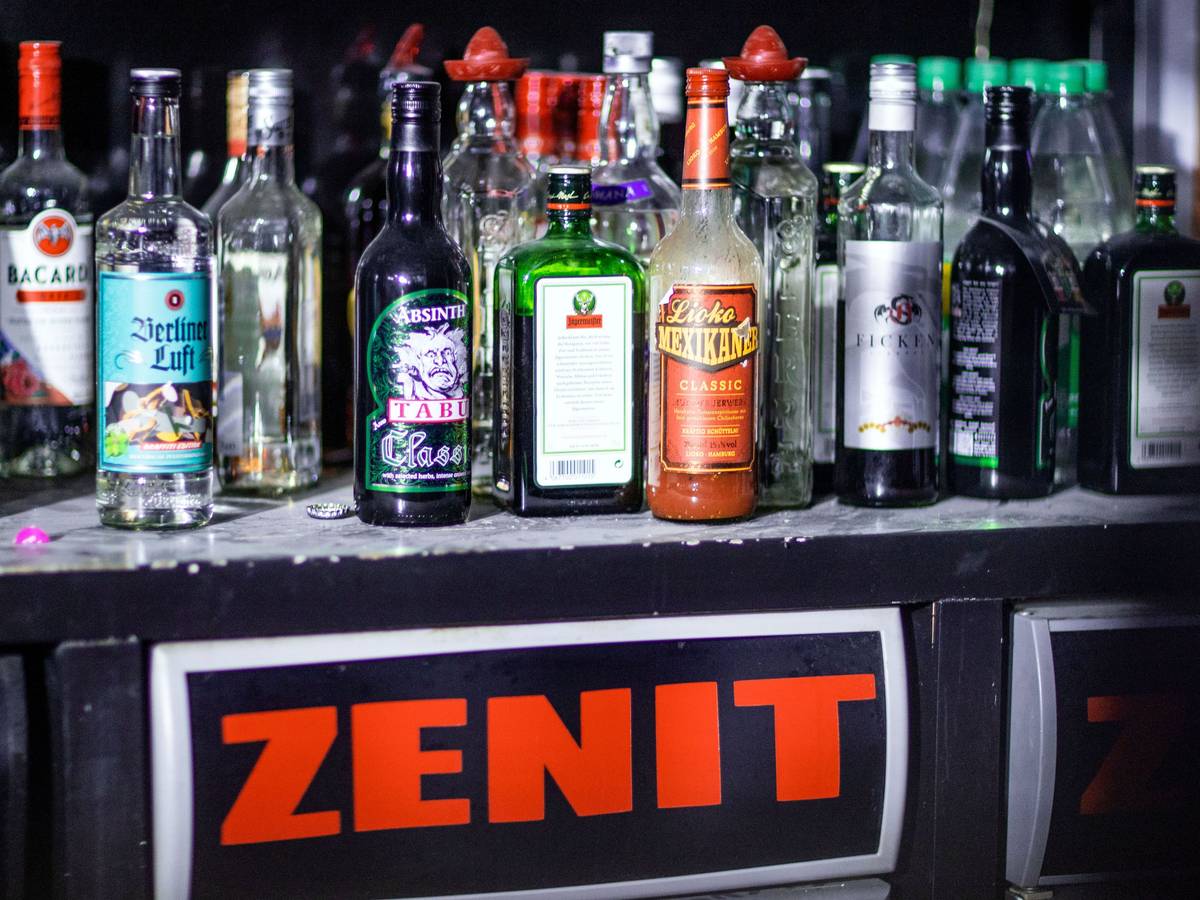 Eine Auswahl an Flaschen mit Alkohol steht an einem der Tresen in der Diskothek Zenit.