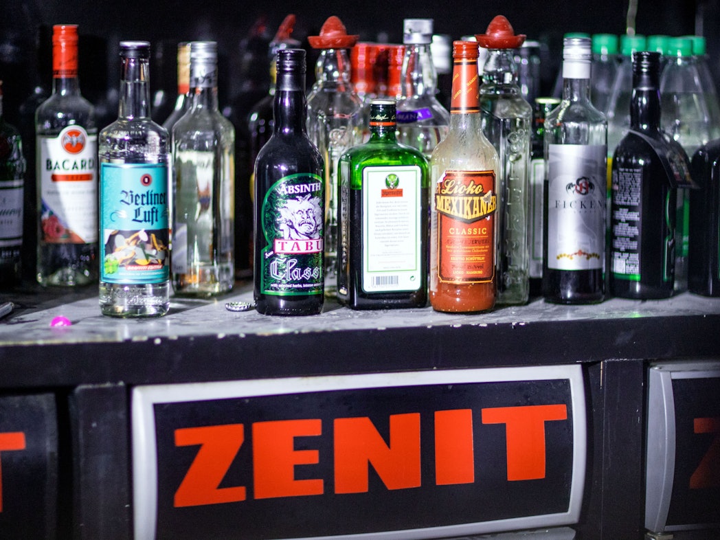 Eine Auswahl an Flaschen mit Alkohol steht an einem der Tresen in der Diskothek Zenit.