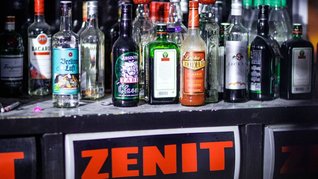 Eine Auswahl an Flaschen mit Alkohol steht an einem der Tresen in der Diskothek Zenit.