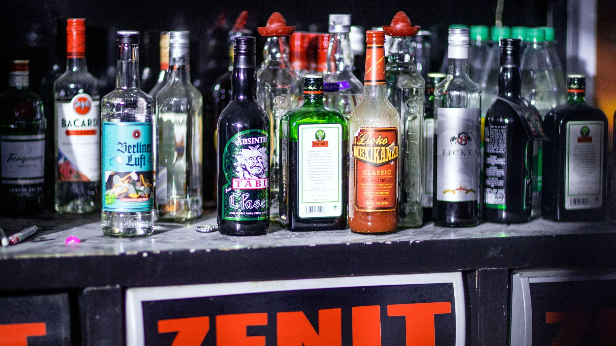 Eine Auswahl an Flaschen mit Alkohol steht an einem der Tresen in der Diskothek Zenit.