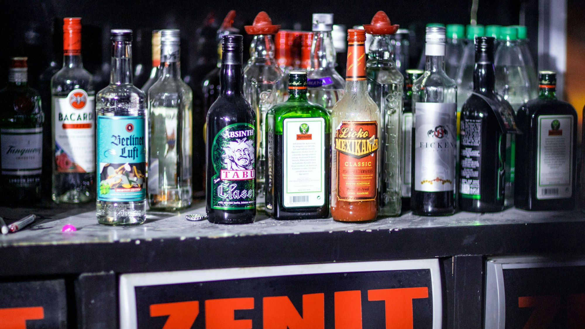 Eine Auswahl an Flaschen mit Alkohol steht an einem der Tresen in der Diskothek Zenit.