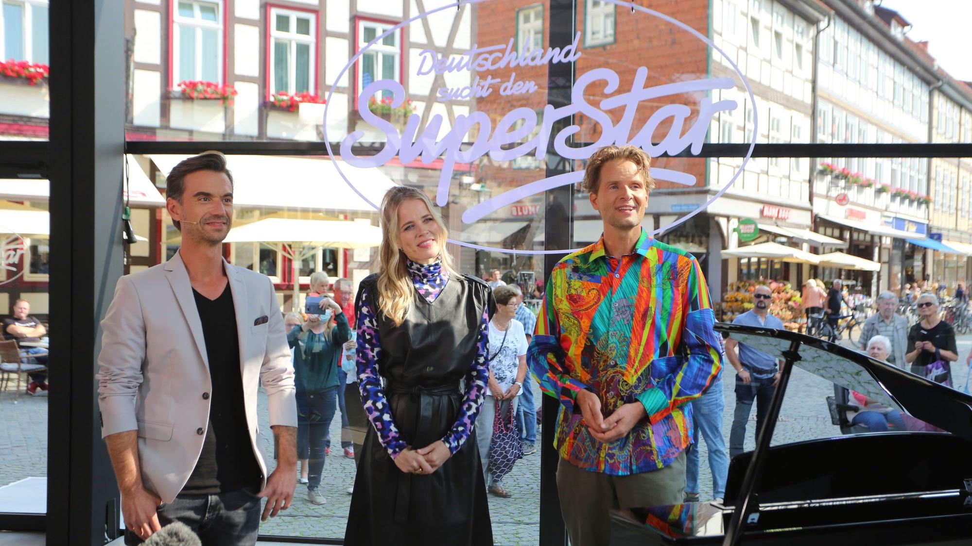 Blick auf die DSDS-Jury: Schlagerstar Florian Silbereisen (l-r), Ilse Delange (Sängerin) und Toby Gad (Musikproduzent). Das Bild wurde am 23. Juli 2021 aufgenommen.