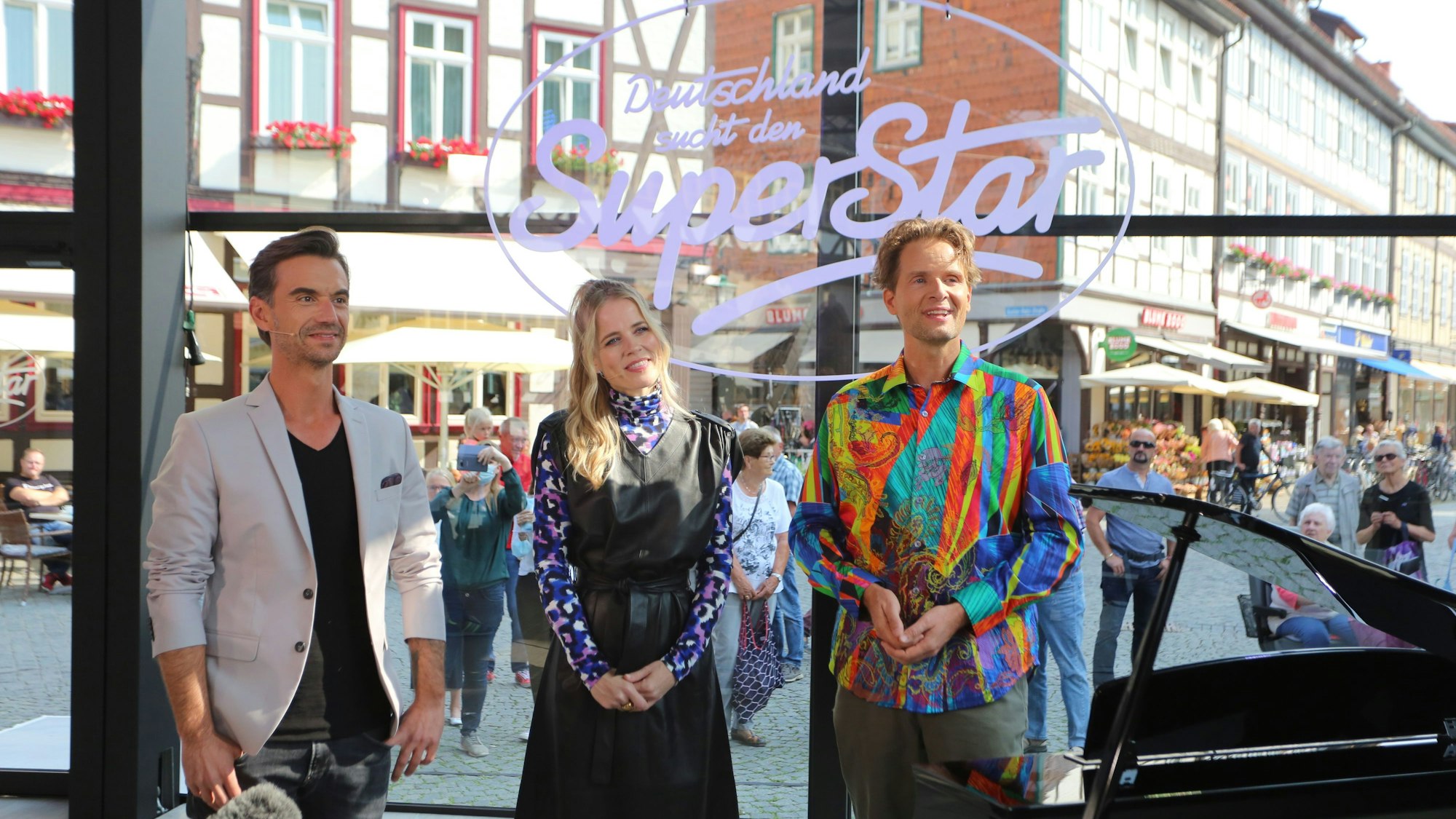 Blick auf die DSDS-Jury: Schlagerstar Florian Silbereisen (l-r), Ilse Delange (Sängerin) und Toby Gad (Musikproduzent). Das Bild wurde am 23. Juli 2021 aufgenommen.