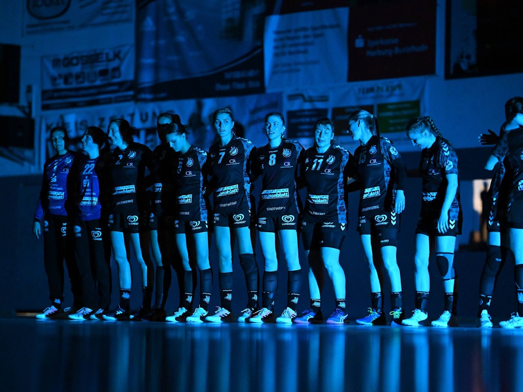 Die Spielerinnen von Buchholz 08-Rosengarten stehen vor dem Anpfiff nebeneinander auf dem Feld.