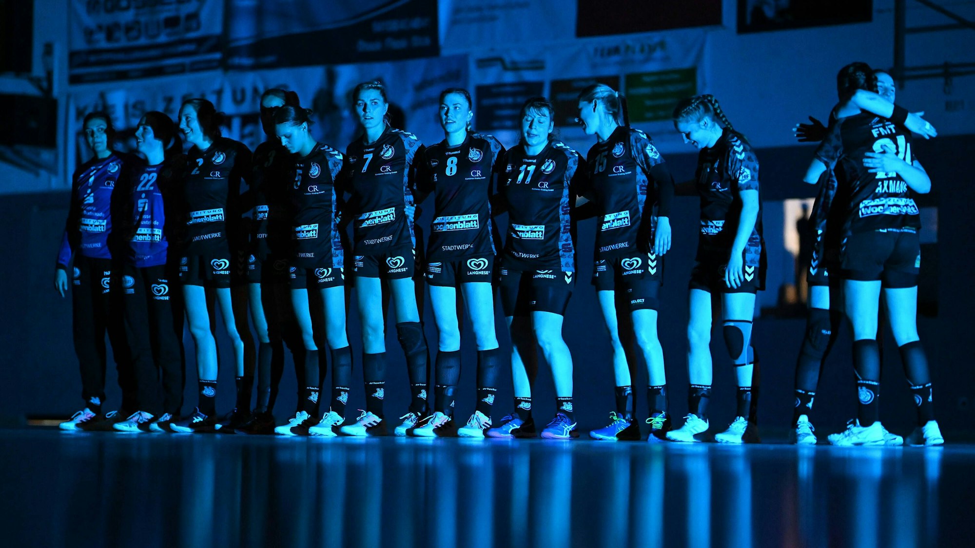 Die Spielerinnen von Buchholz 08-Rosengarten stehen vor dem Anpfiff nebeneinander auf dem Feld.