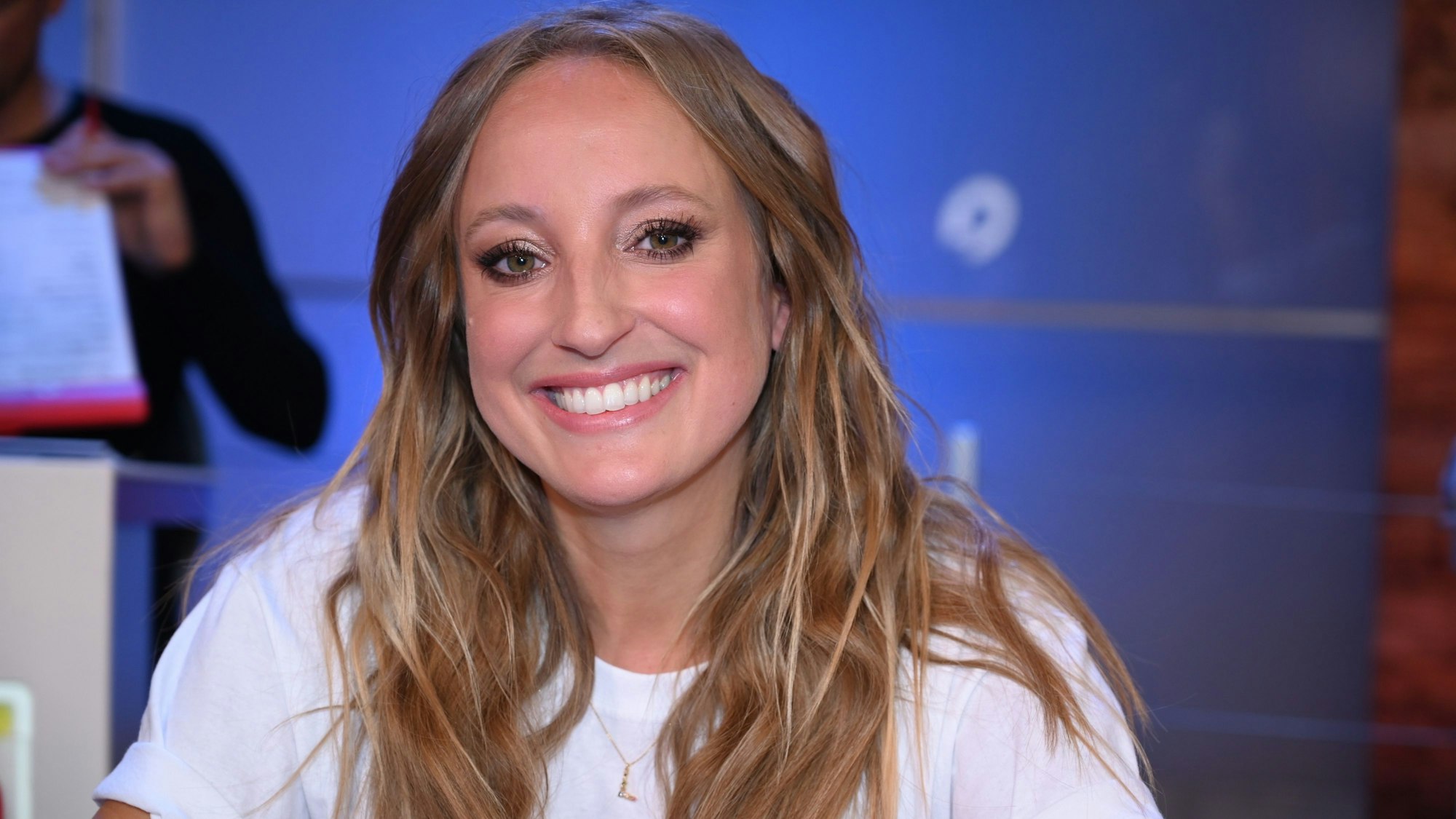 Die Journalistin und Moderatorin Laura Dahm posiert beim 24. RTL Spendenmarathon für ein Foto.