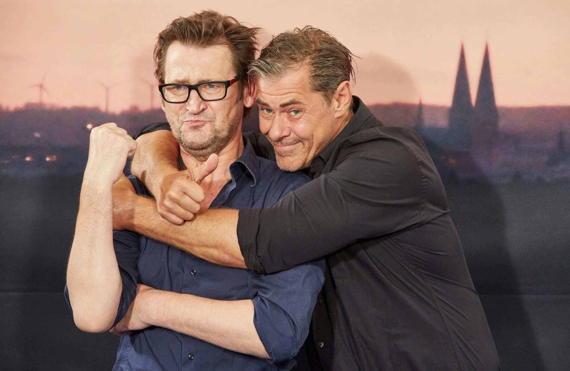 Sven Martinek (r.) umarmt Ingo Naujoks (l.) von hinten.