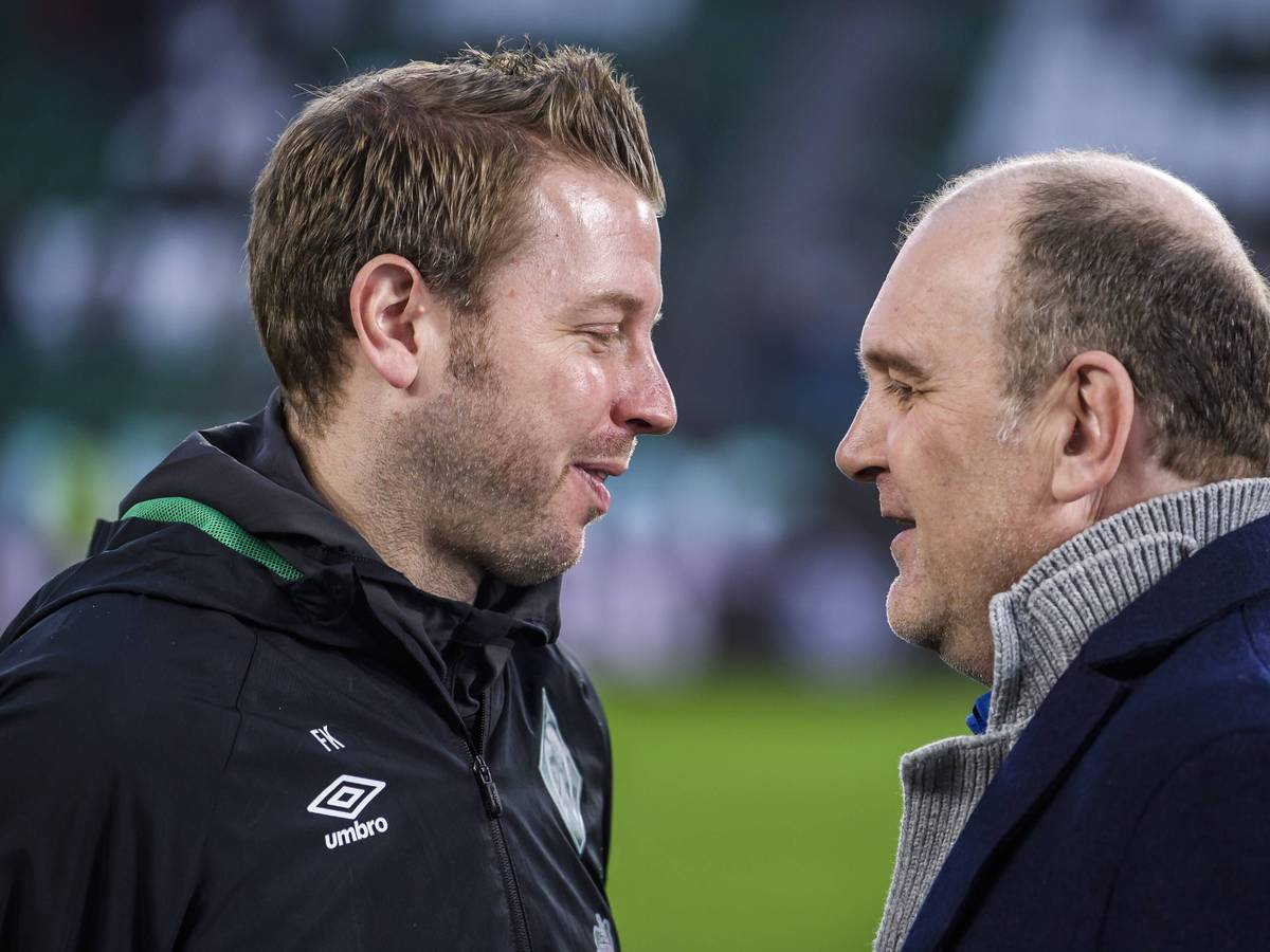 Florian Kohfeldt und Jörg Schmadtke unterhalten sich vor einem Bundesliga-Spiel.