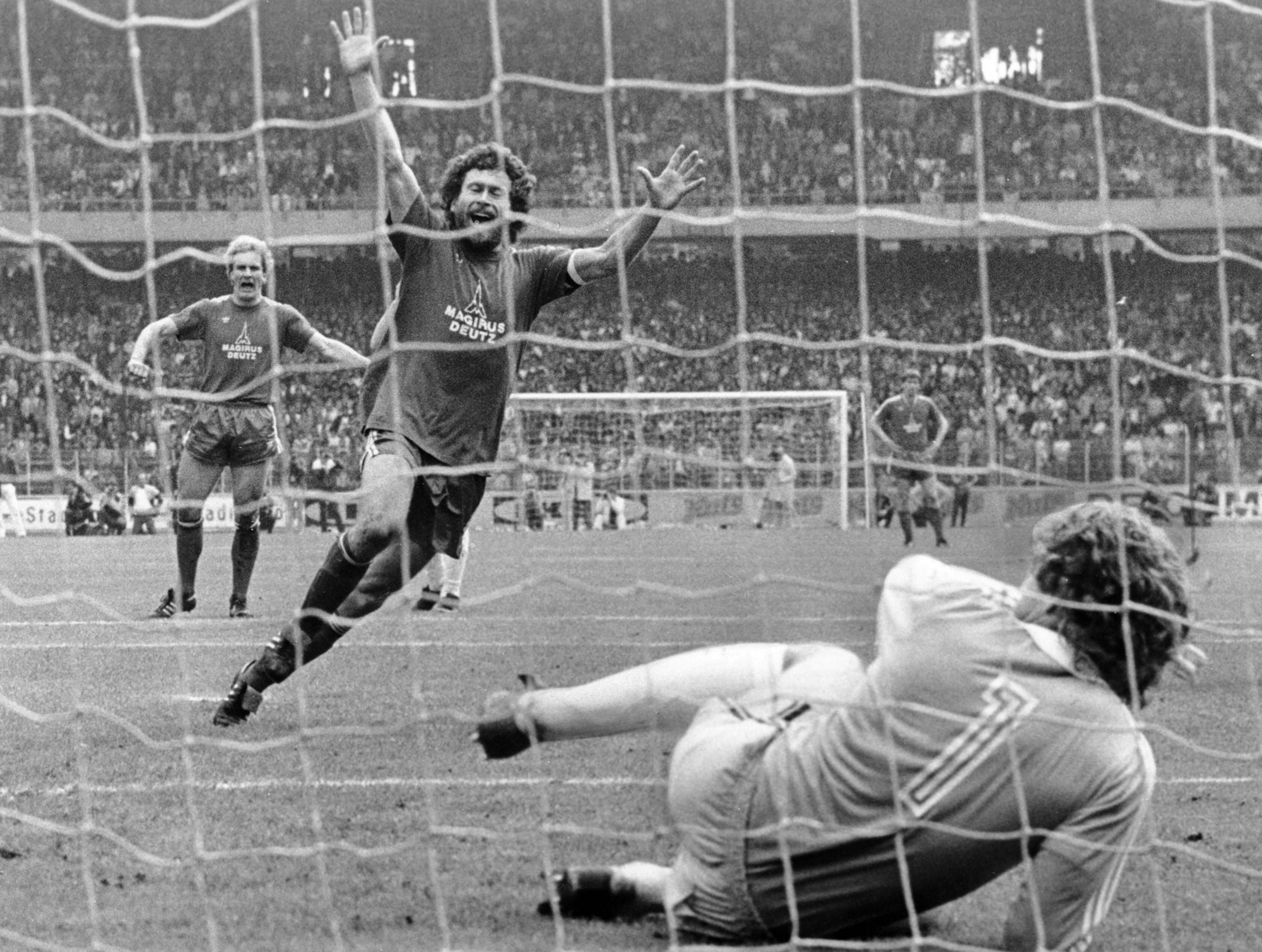 Paul Breitner (Bayern) erzielt gegen Torwart Harald Schumacher (Köln) das Tor zum 0:1.
