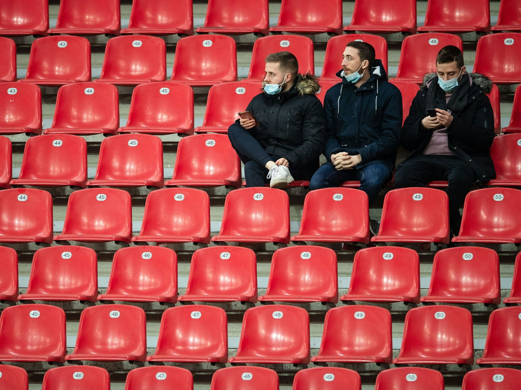 Zuschauer sitzen auf der Tribüne der BayArena.