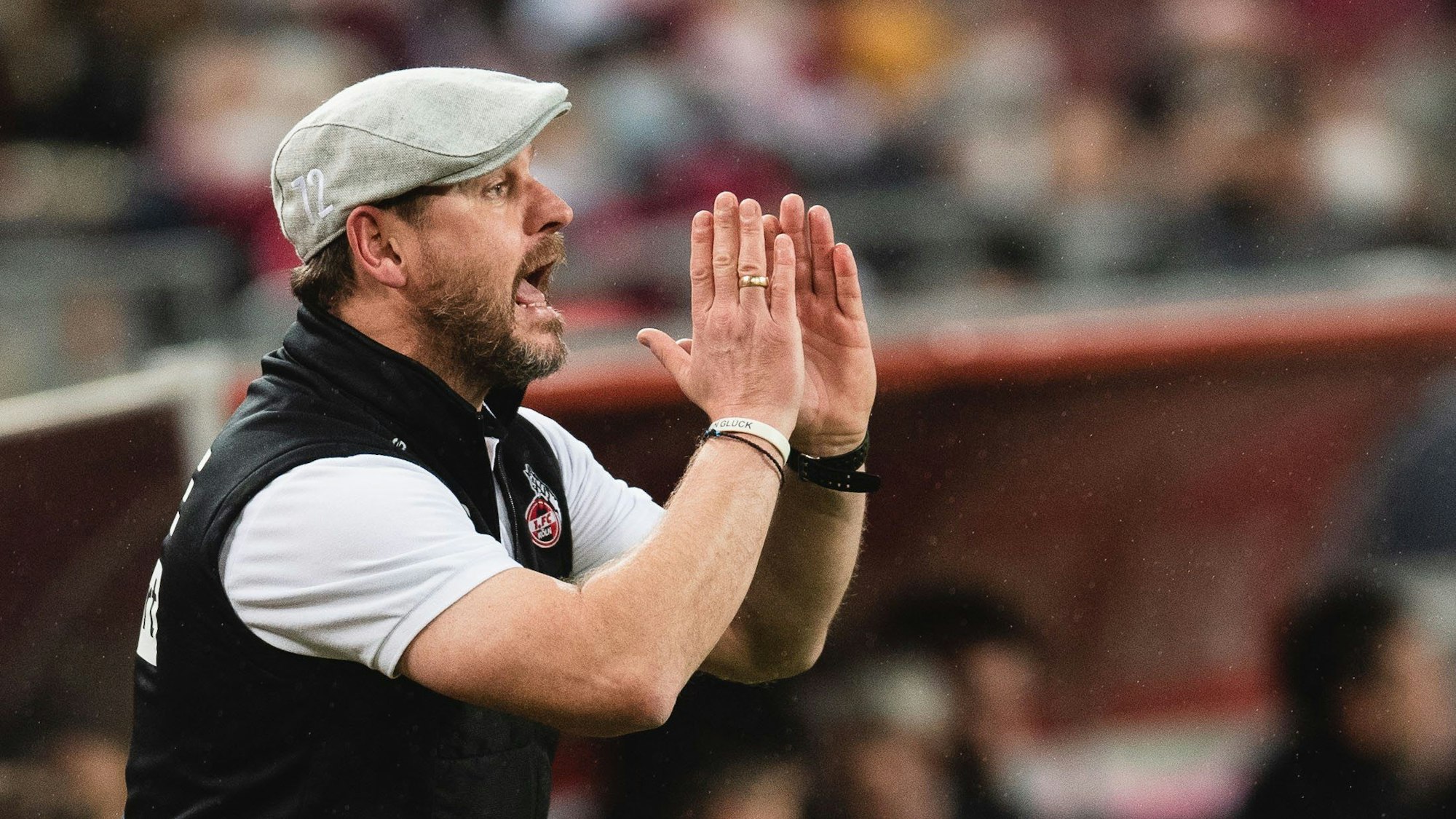 Steffen Baumgart steht rufend an der Seitenlinie