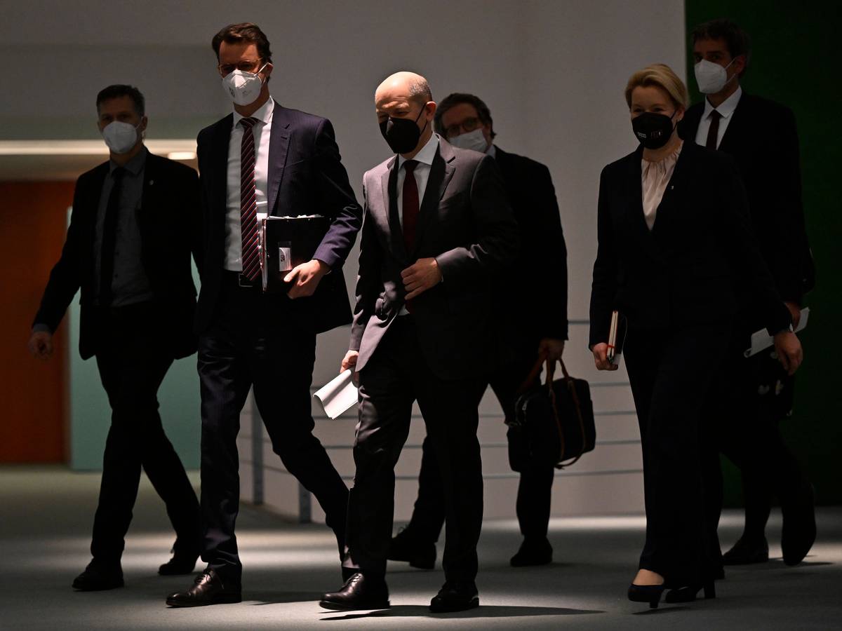 Hendrik Wüst (CDU, 2.v.l.) und Olaf Scholz (Mitte) auf dem Weg zur Pressekonferenz nach dem Treffen der Länder mit der Bundesregierung am 7. Januar. Scholz soll laut einem Medienbericht in einer internen Runde über Wüst gespottet haben.