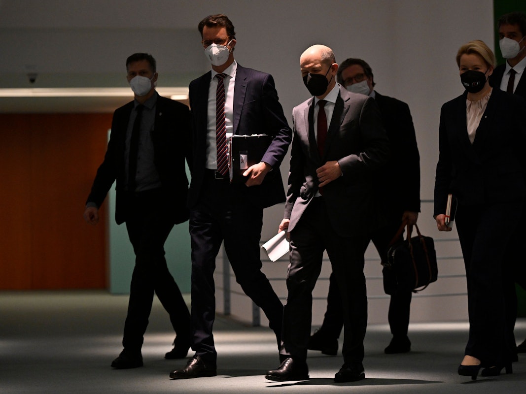 Hendrik Wüst (CDU, 2.v.l.) und Olaf Scholz (Mitte) auf dem Weg zur Pressekonferenz nach dem Treffen der Länder mit der Bundesregierung am 7. Januar. Scholz soll laut einem Medienbericht in einer internen Runde über Wüst gespottet haben.