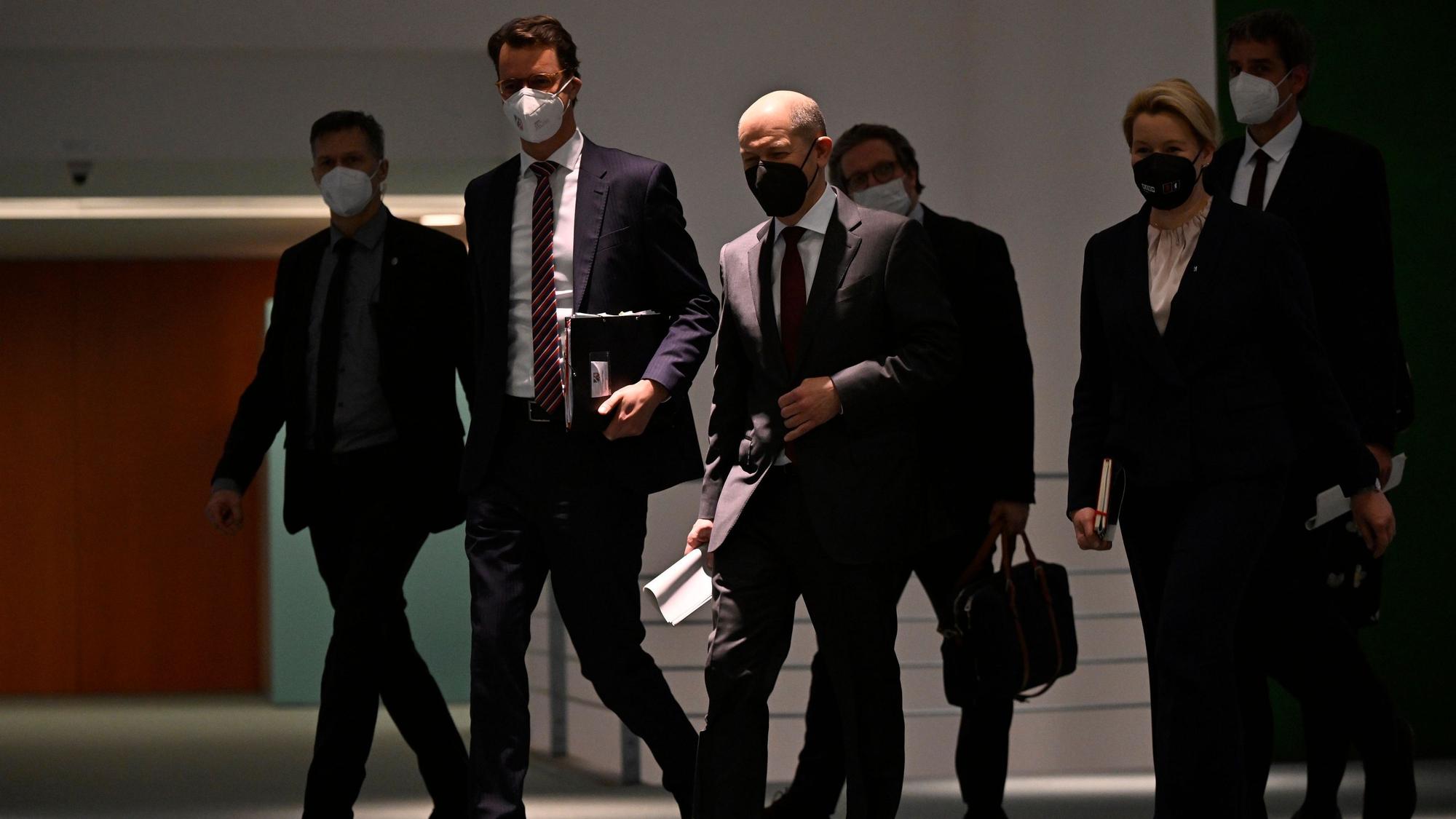 Hendrik Wüst (CDU, 2.v.l.) und Olaf Scholz (Mitte) auf dem Weg zur Pressekonferenz nach dem Treffen der Länder mit der Bundesregierung am 7. Januar. Scholz soll laut einem Medienbericht in einer internen Runde über Wüst gespottet haben.