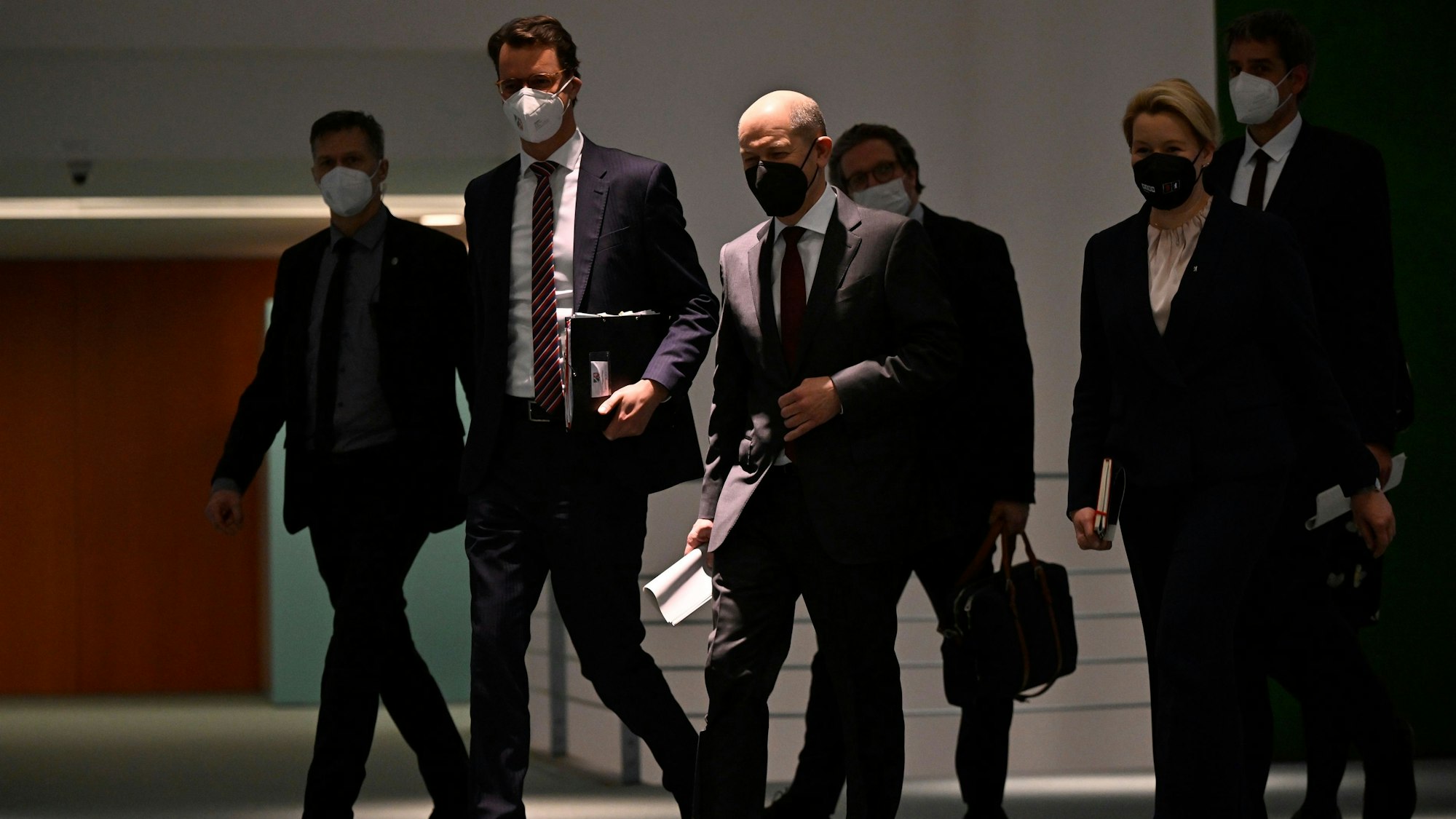 Hendrik Wüst (CDU, 2.v.l.) und Olaf Scholz (Mitte) auf dem Weg zur Pressekonferenz nach dem Treffen der Länder mit der Bundesregierung am 7. Januar. Scholz soll laut einem Medienbericht in einer internen Runde über Wüst gespottet haben.