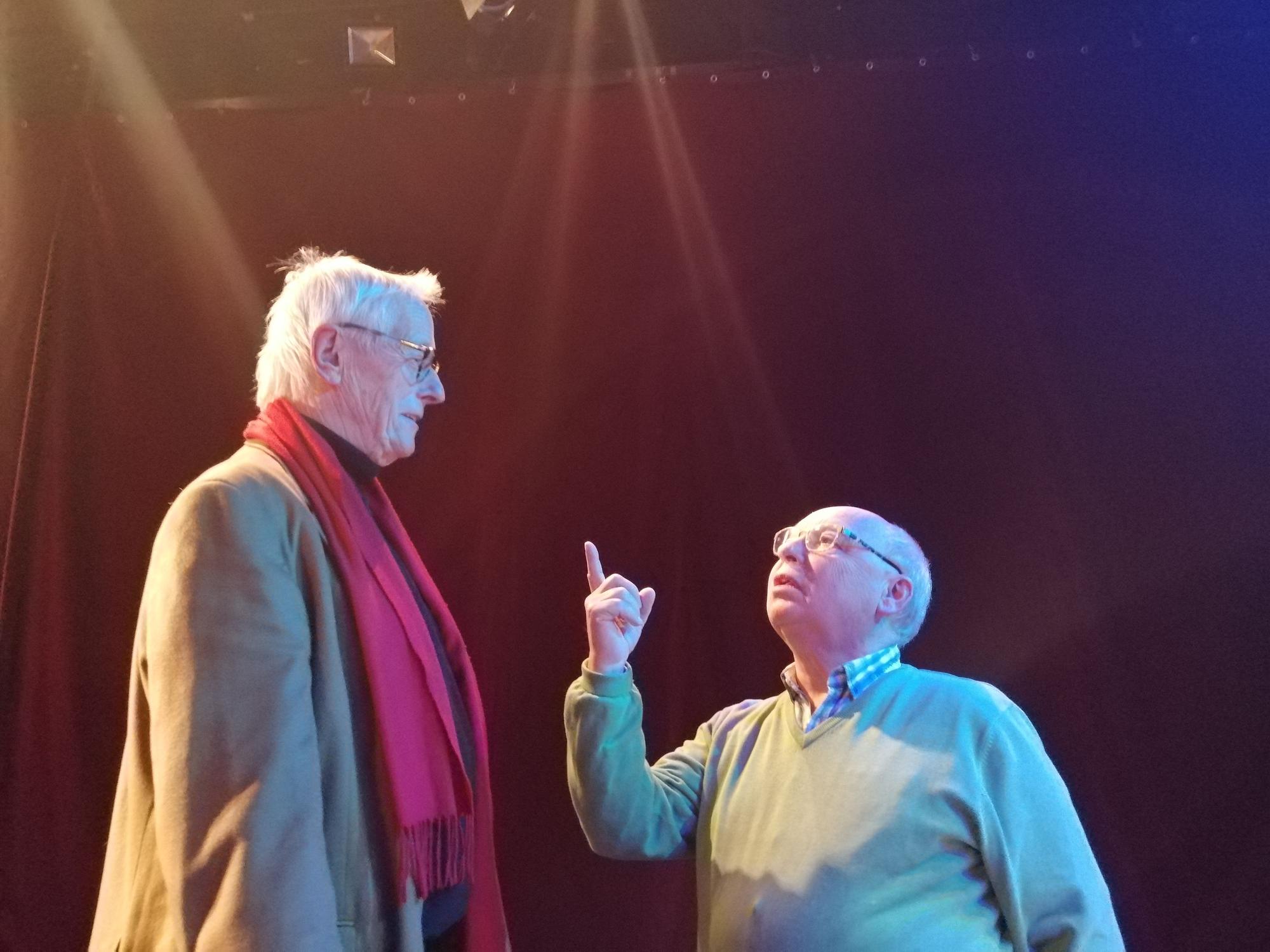Hans-Joachim Heist (r.) sieht zu Horst Stellmacher auf und zeigt mit dem Finger auf ihn.