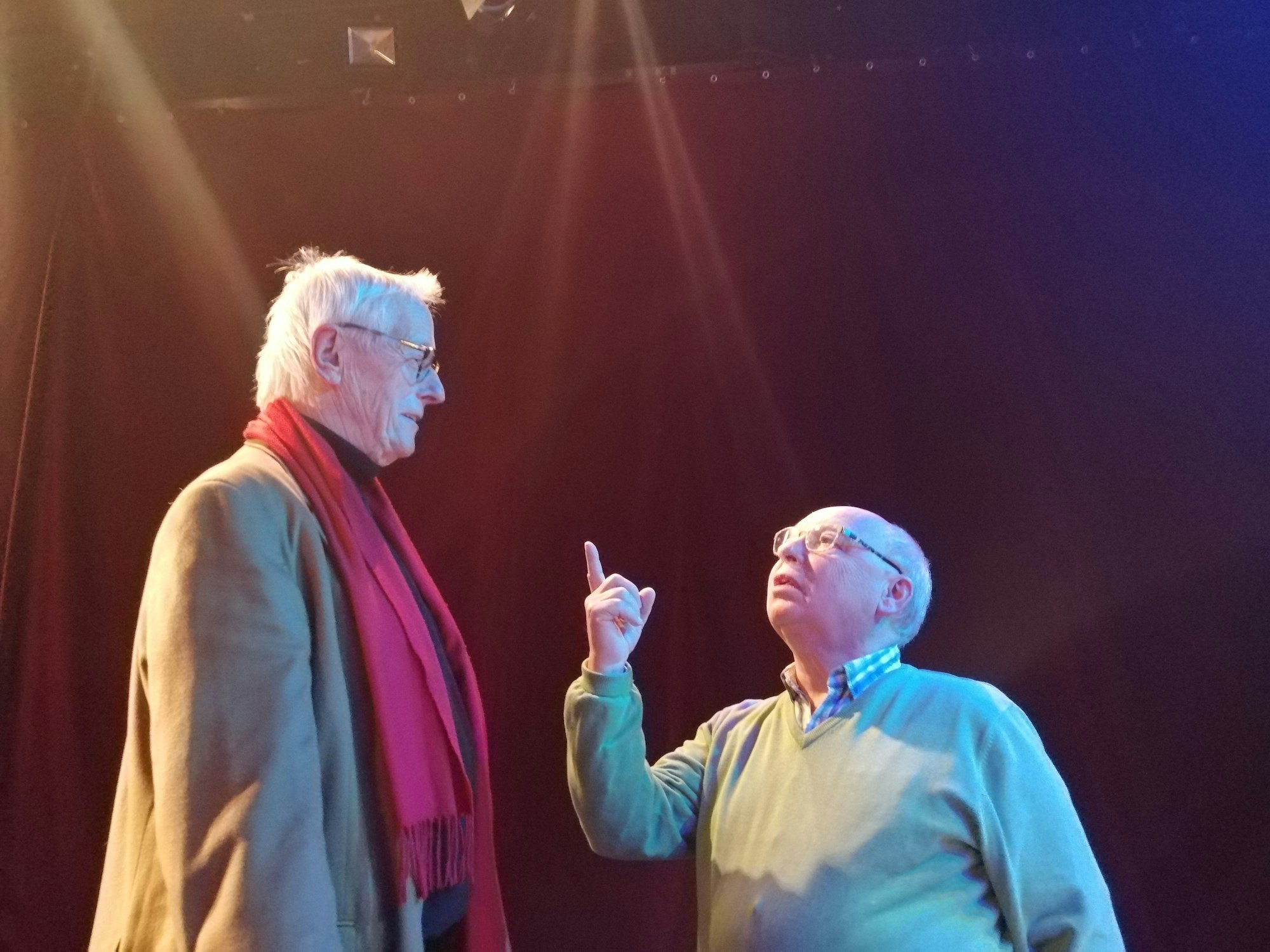 Hans-Joachim Heist (r.) sieht zu Horst Stellmacher auf und zeigt mit dem Finger auf ihn.