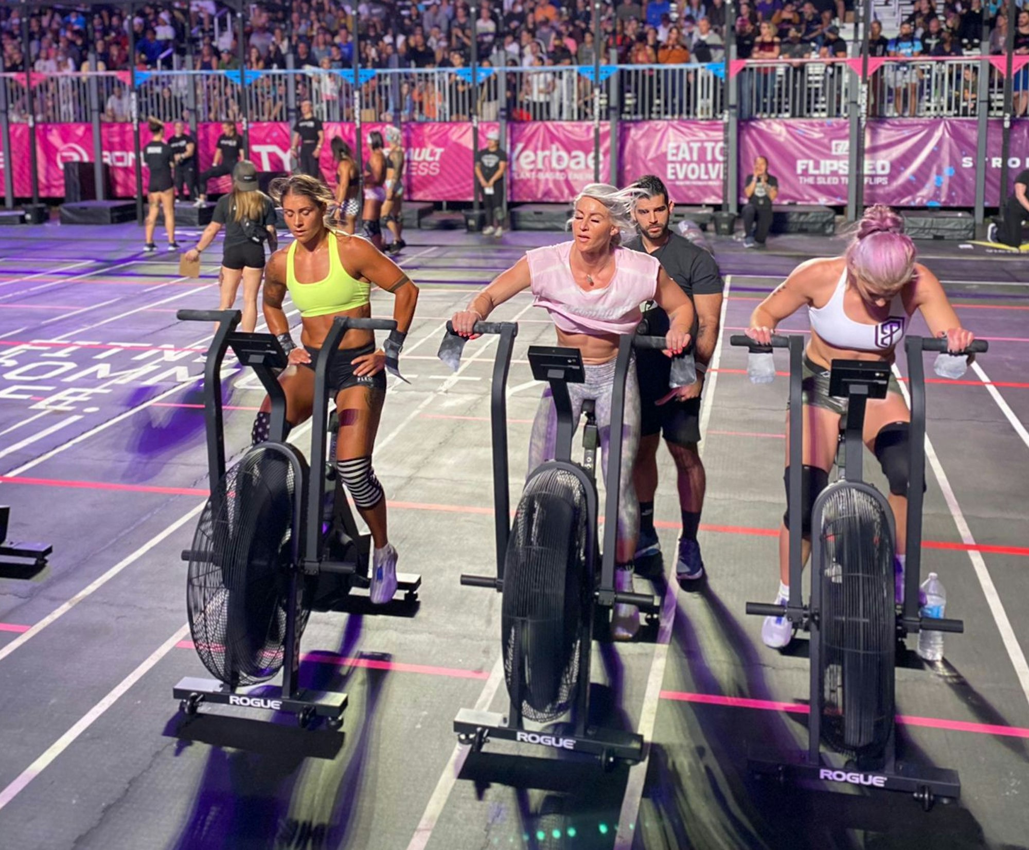 Die Crossfitterinnen Nici Heer, Anna Donauer und Lidia Barto radeln auf dem Wodapalooza.