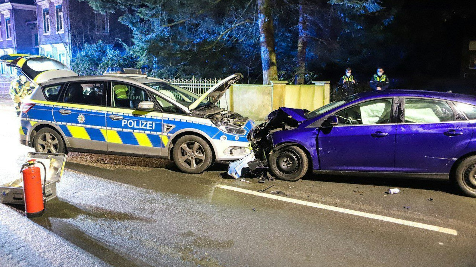 Das Auto krachte frontal in den Streifenwagen.