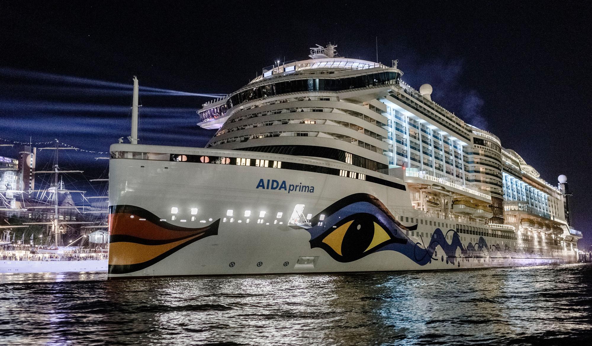 Das Kreuzfahrtschiff AIDAprima fährt am 07.05.2016 in Hamburg nach seiner Taufe während des 827. Hafengeburtstags aus dem Hafen.