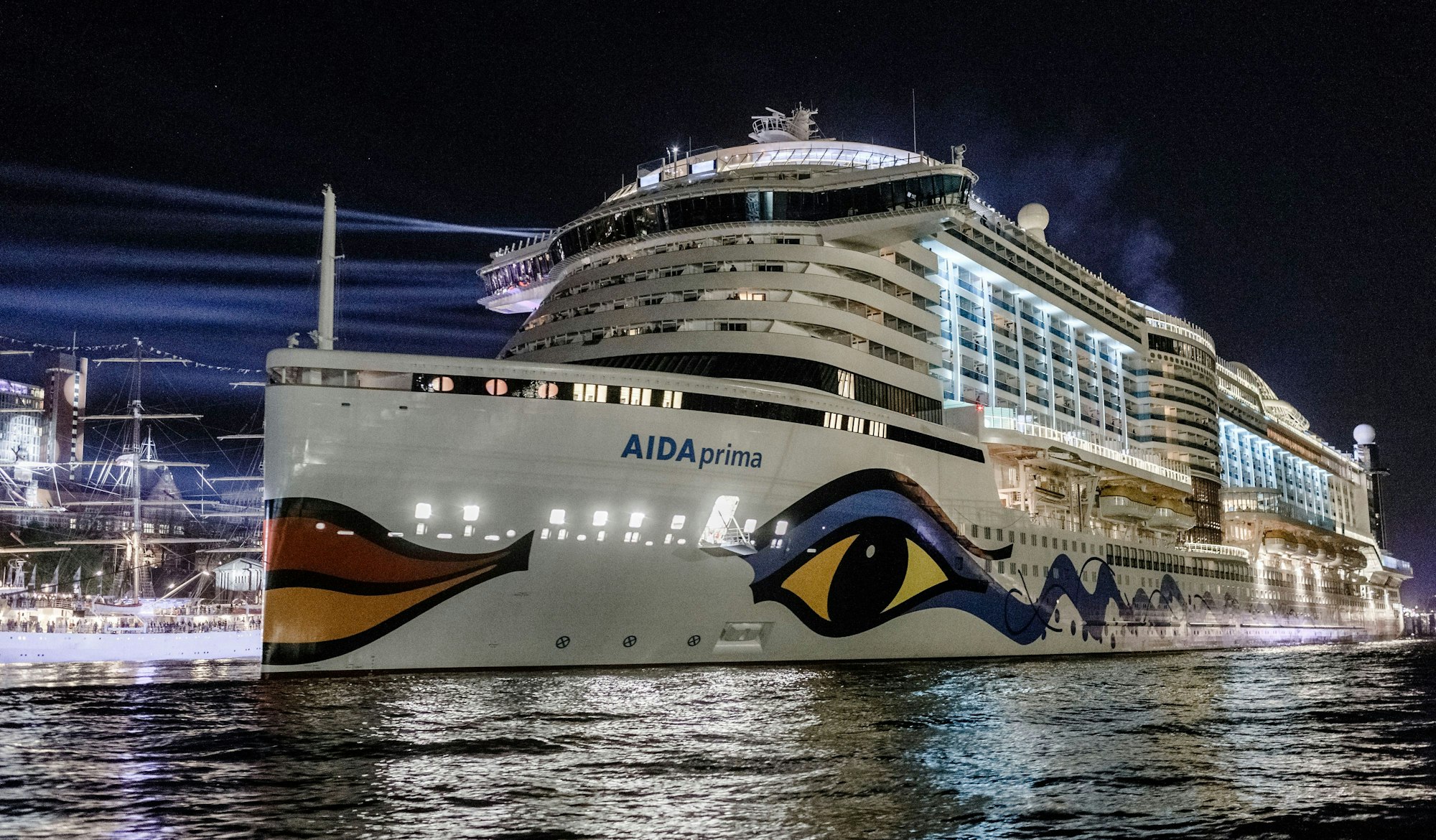 Das Kreuzfahrtschiff AIDAprima fährt am 07.05.2016 in Hamburg nach seiner Taufe während des 827. Hafengeburtstags aus dem Hafen.