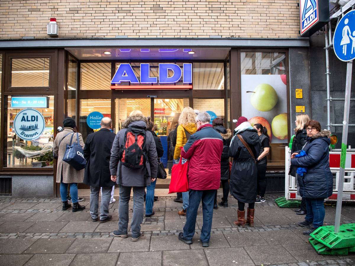 Kunden stehen am frühen Morgen kurz vor Öffnung vor einem Aldi-Markt. Aldi verkauft ab dem frühen Morgen günstige Desinfektionsmittel als Aktionsangebot. Wegen des Coronavirus ist die Nachfrage nach Desinfektionsmitteln stark gestiegen.