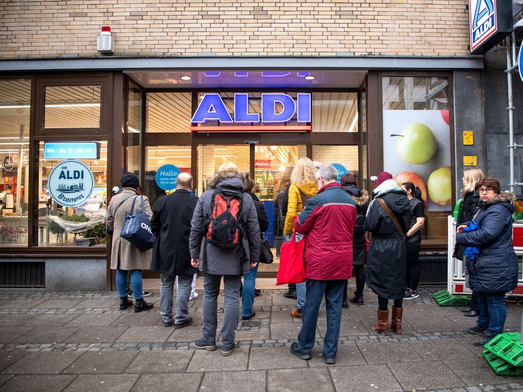 Kunden stehen am frühen Morgen kurz vor Öffnung vor einem Aldi-Markt. Aldi verkauft ab dem frühen Morgen günstige Desinfektionsmittel als Aktionsangebot. Wegen des Coronavirus ist die Nachfrage nach Desinfektionsmitteln stark gestiegen.