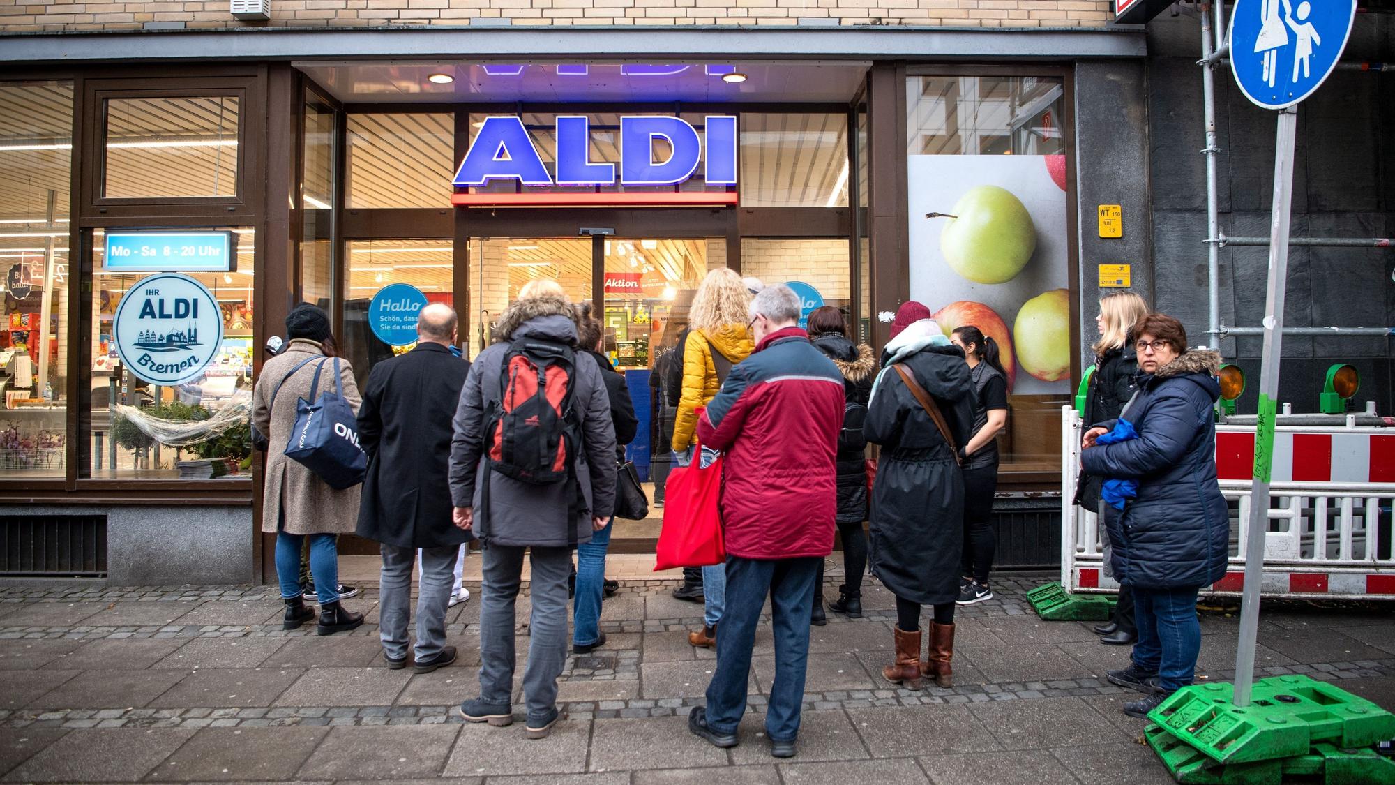 Kunden stehen am frühen Morgen kurz vor Öffnung vor einem Aldi-Markt. Aldi verkauft ab dem frühen Morgen günstige Desinfektionsmittel als Aktionsangebot. Wegen des Coronavirus ist die Nachfrage nach Desinfektionsmitteln stark gestiegen.