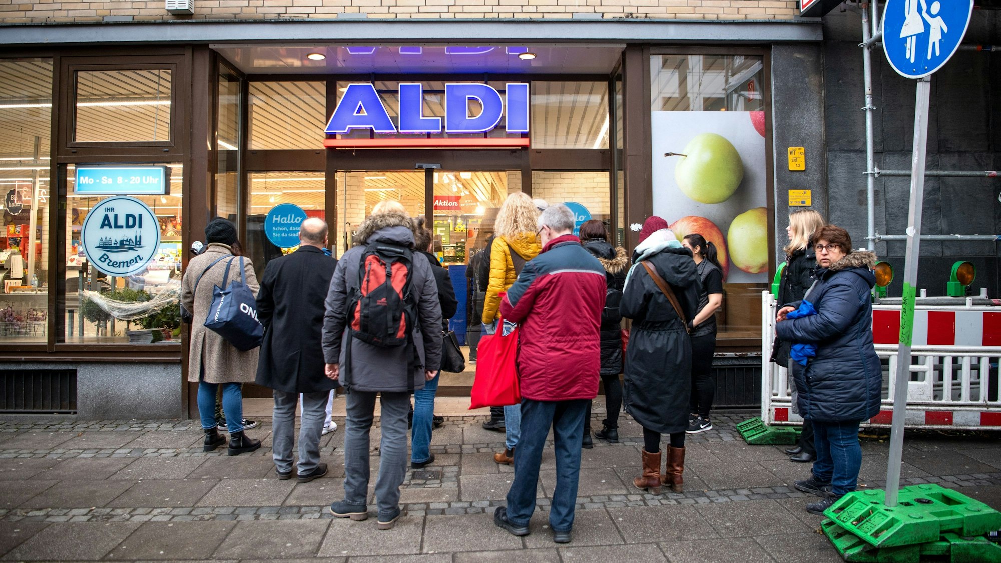 Kunden stehen am frühen Morgen kurz vor Öffnung vor einem Aldi-Markt. Aldi verkauft ab dem frühen Morgen günstige Desinfektionsmittel als Aktionsangebot. Wegen des Coronavirus ist die Nachfrage nach Desinfektionsmitteln stark gestiegen.