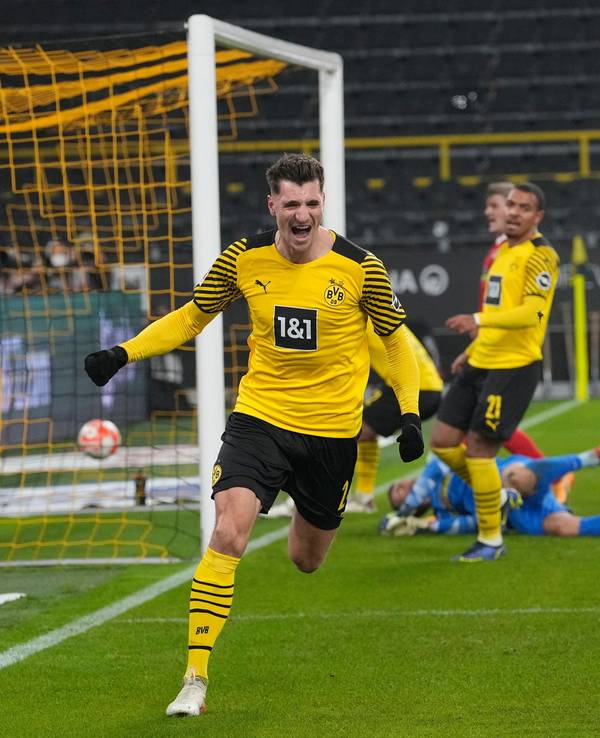 Dortmunds Thomas Meunier feiert einen Kopfballtreffer.