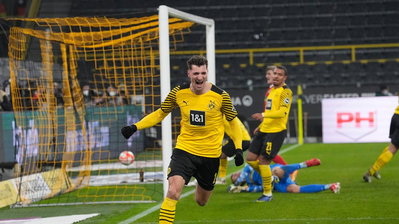 Dortmunds Thomas Meunier feiert einen Kopfballtreffer.