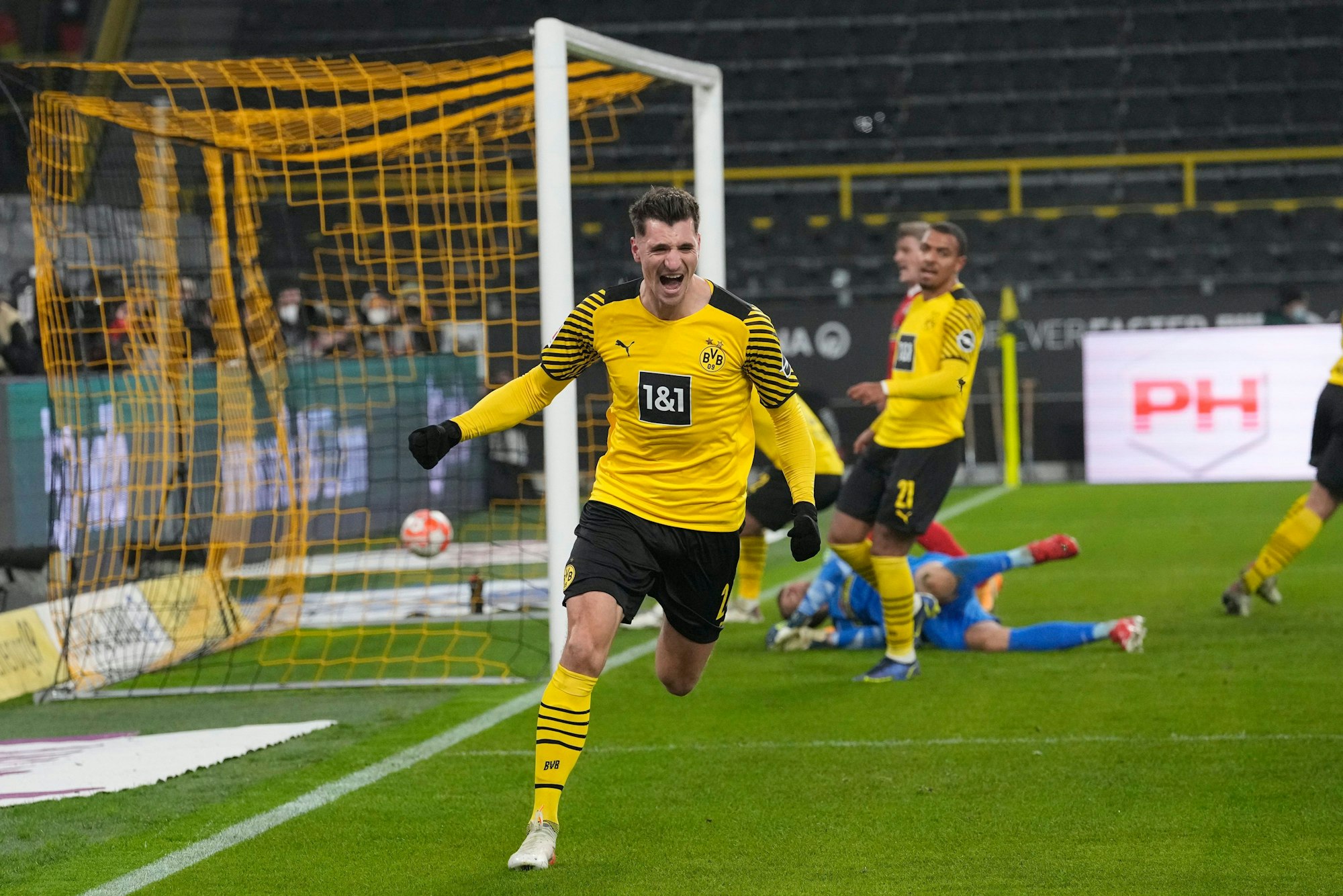 Dortmunds Thomas Meunier feiert einen Kopfballtreffer.