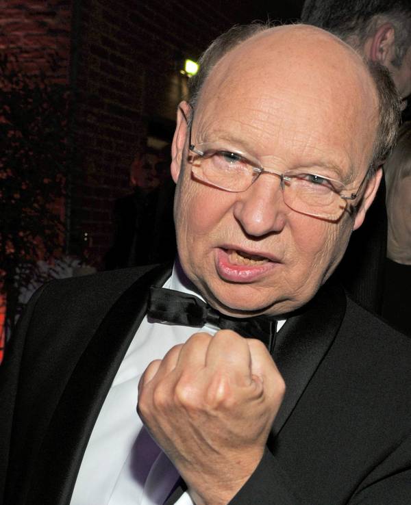 Schauspieler Hans-Joachim Heist zeigt eine Faust Richtung Kamera.