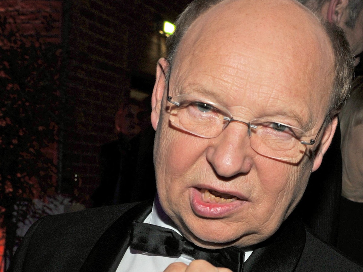 Schauspieler Hans-Joachim Heist zeigt eine Faust Richtung Kamera.