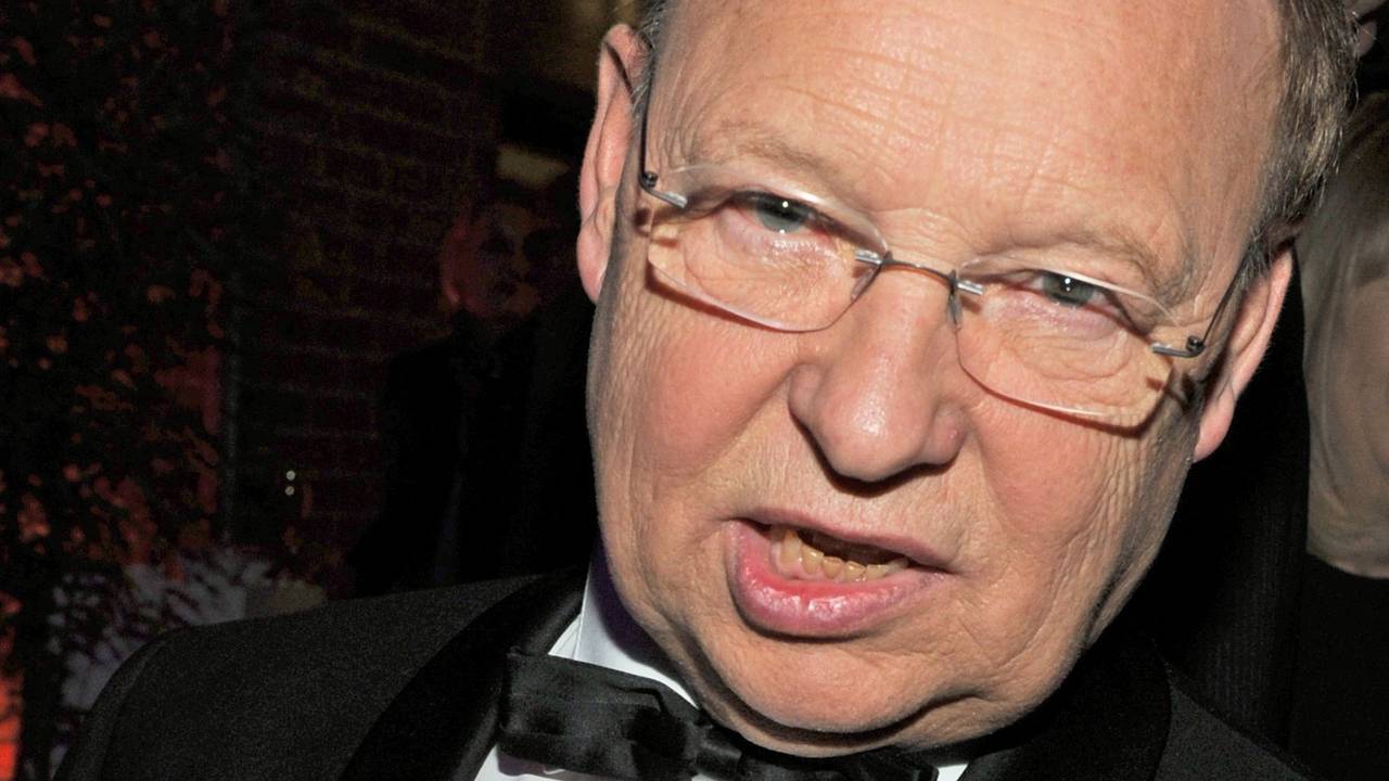 Schauspieler Hans-Joachim Heist zeigt eine Faust Richtung Kamera.