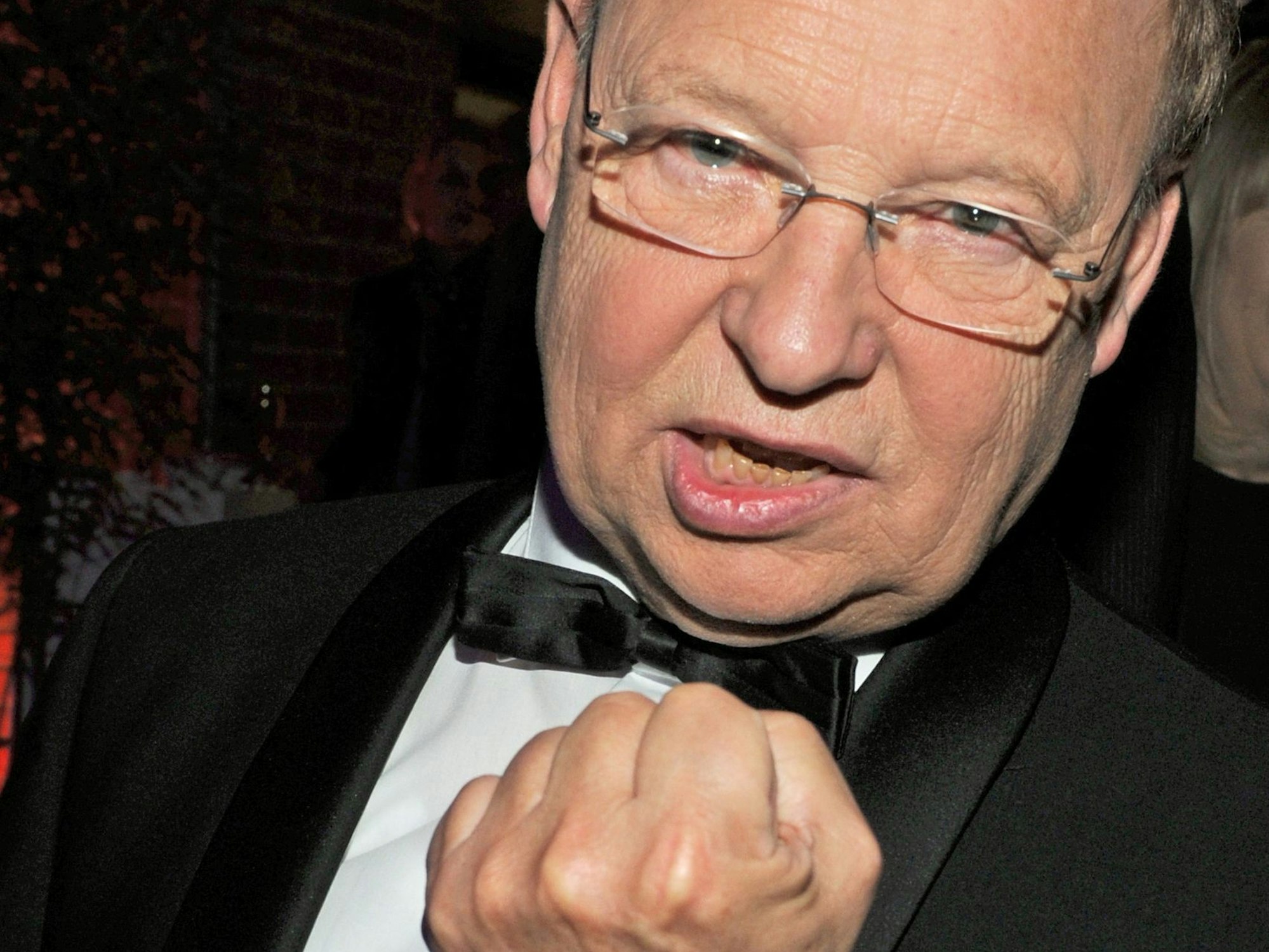 Schauspieler Hans-Joachim Heist zeigt eine Faust Richtung Kamera.
