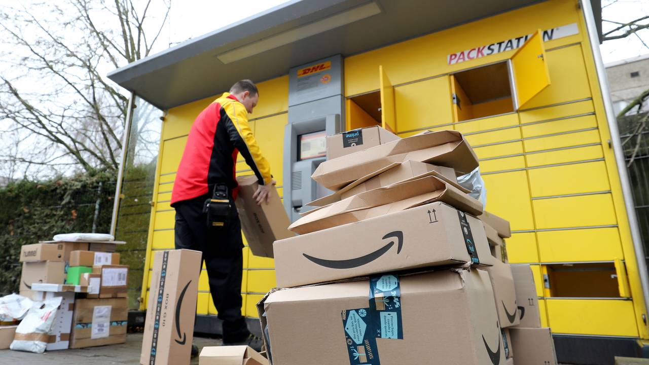 Vor einer Packstation der DHL hat Matthias Peters Paketsendungen aufgestapelt, die er entweder der Station entnommen hat oder aber noch einlegen muss. Das Bild wurde am 22. Dezember 2020 aufgenommen.