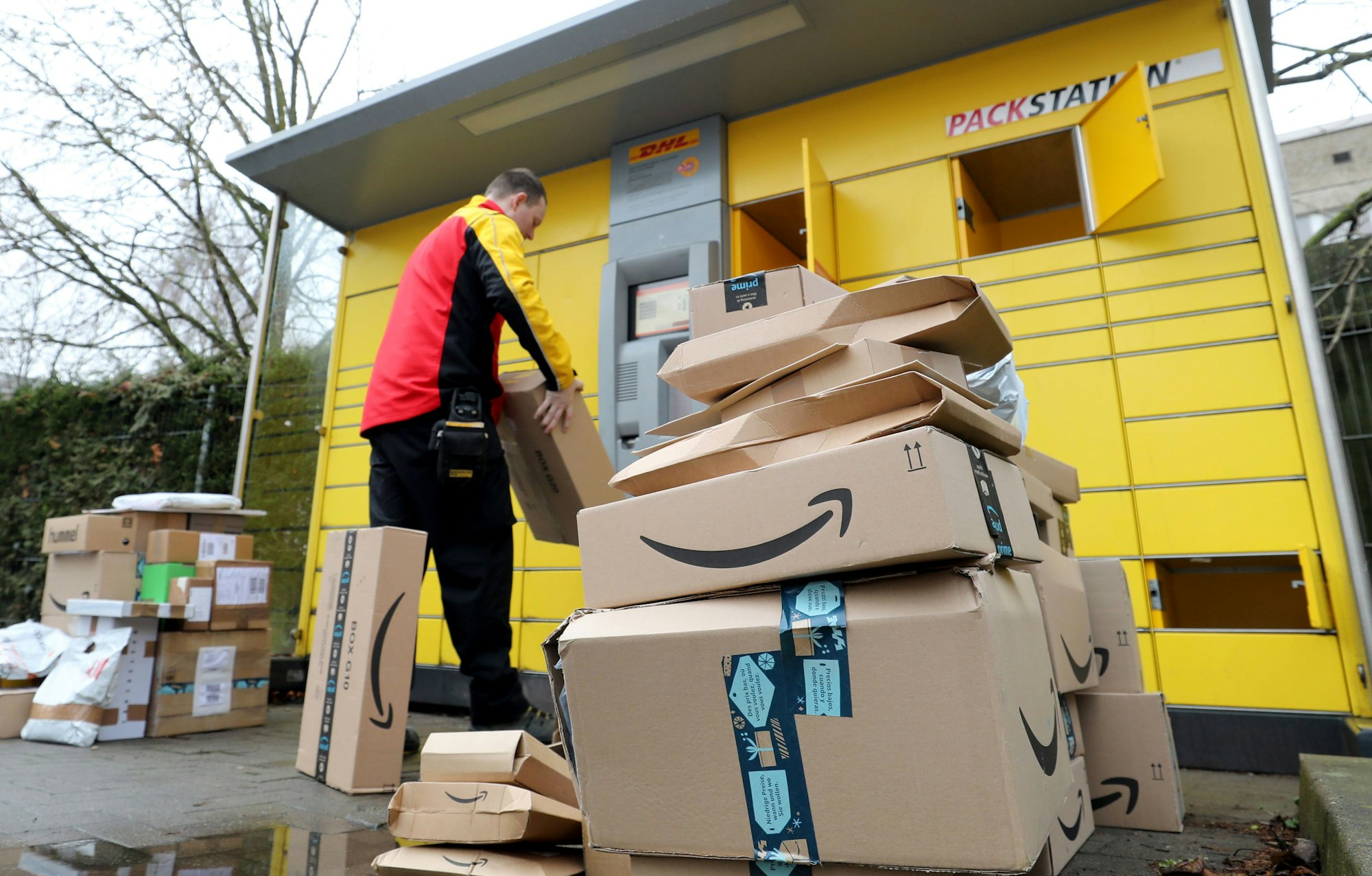 Vor einer Packstation der DHL hat Matthias Peters Paketsendungen aufgestapelt, die er entweder der Station entnommen hat oder aber noch einlegen muss. Das Bild wurde am 22. Dezember 2020 aufgenommen.